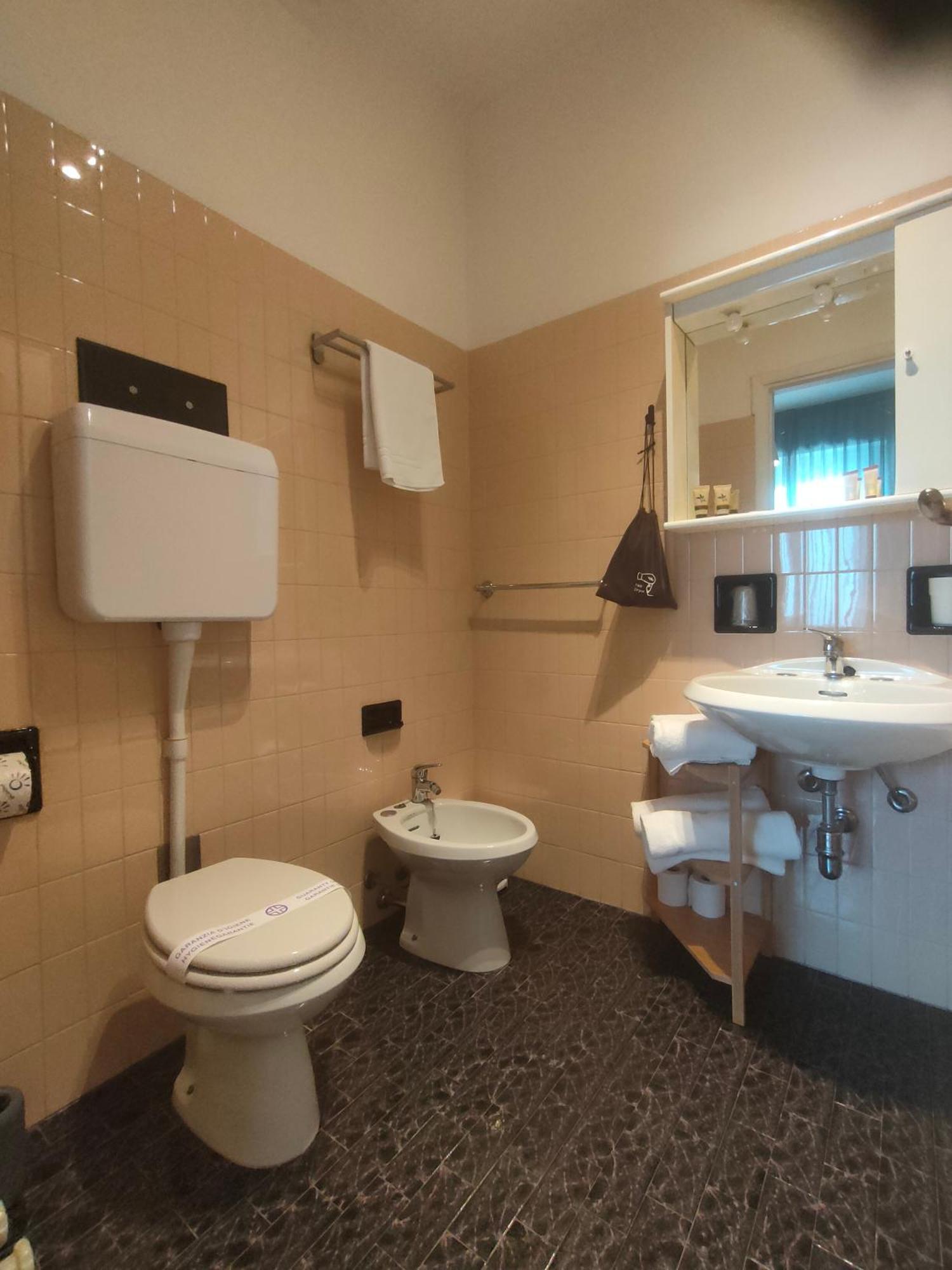 Albergo La Pescatrice Moniga del Garda Rom bilde